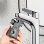 AquaKey™ – Cheia 16-în-1 pentru bateriile de Chiuveta